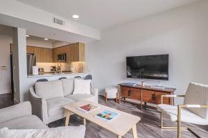 洛杉矶Modern 2BD & 2BTH Santa Monica 5 min to the Pier的带沙发和电视的客厅