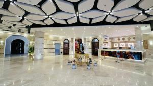 Al KhārijahBadr Hotel & Resort El Kharga的大堂设有大型天花板