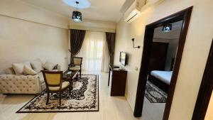 Al KhārijahBadr Hotel & Resort El Kharga的客厅配有沙发和桌子