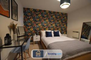 利兹LGI Stunning 1 Bedroom Apartment By Movida Property Group Short Lets & Serviced Accommodation的一间卧室配有一张带大型花卉壁纸的床