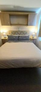 塞顿港The Chill Out at Seton Sands的一间卧室配有一张带2个床头柜的大床