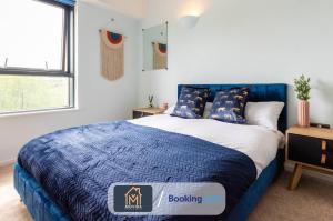 利兹Stylish Two Bed City Centre Apartment By Movida Property Group Short Lets & Serviced Accommodation Leeds的一间卧室配有蓝色的床和蓝色的毯子