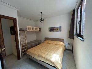 托雷戴科尔萨里La Villa dell Artista con vista mare e dune - IUN Q7440的一间带床和沙发的小卧室
