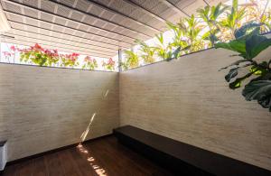 班加罗尔Oak 5的一个带长凳和植物窗户的房间