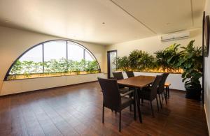 班加罗尔Oak 5的一间带桌椅和大窗户的用餐室