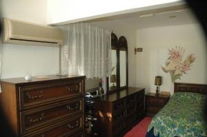 帕特雷Room in Studio - Independent room for 2 people的一间卧室配有梳妆台、一张床和镜子