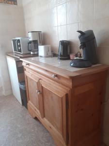 卡布尔Cabourg Charmant studio centre ville RUE DE LA MER的厨房柜台配有咖啡壶和电器