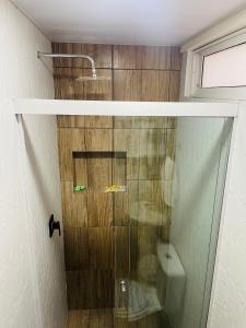 塔里哈Apartamento céntrico Frida's todo nuevo的浴室里设有玻璃门淋浴