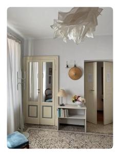 赫拉弗多纳Suite Lago blu的一间带吊灯的客厅和一间房间