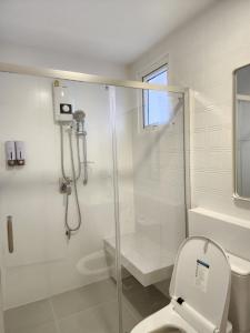 Ban Thap NangNARAH的带淋浴和卫生间的白色浴室