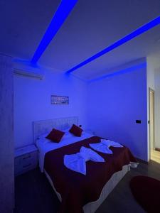 GramshLundra的一间卧室配有一张蓝色灯光的大床