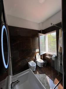 GramshLundra的浴室设有2个卫生间、水槽和浴缸。