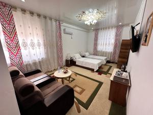 希瓦Gold Khiva的客厅配有沙发和桌子