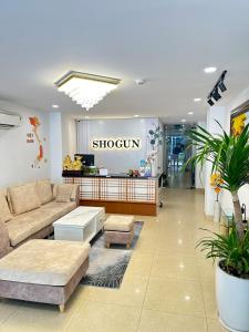 胡志明市Shogun Hotel的一间商店里配有沙发和桌子的展厅