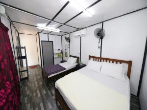 瓜拉丁加奴OYO 90960 Rajawali D'cabin Chalet Roomstay的一间卧室,配有两张床