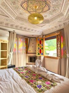 舍夫沙万Dar MD的卧室设有格子天花板和1张床