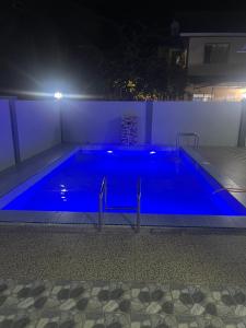 拿笃B&K Homestay Lahad Datu的夜间大型蓝色游泳池