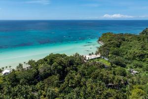 长滩岛Four Points by Sheraton Boracay的享有海滩和海洋的空中景致