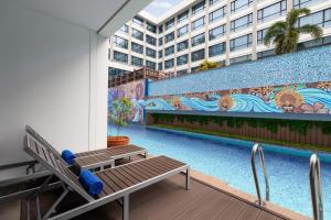 长滩岛Four Points by Sheraton Boracay的一座建筑的一侧,设有一座带壁画的游泳池