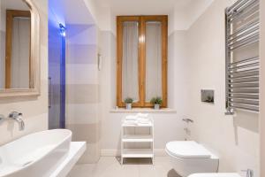罗马菲奥里马里奥旅馆的白色的浴室设有水槽和卫生间。
