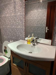 卡塔罗哈Habitación por días的浴室配有白色水槽和卫生间。