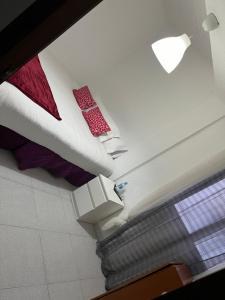 卡塔罗哈Habitación por días的卧室享有高空的景致,配有1张床和1盏灯