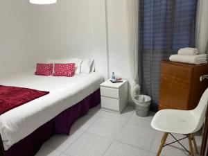 卡塔罗哈Habitación por días的卧室配有床、椅子和窗户。