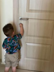 苏托莫雷Apartments Pericic LUX的一个小男孩站在门前