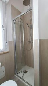 波代诺内Al Civico 2的浴室里设有玻璃门淋浴