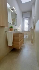 波代诺内Al Civico 2的一间带水槽和镜子的大浴室