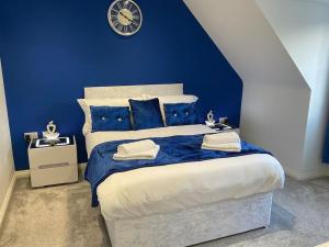 LiversedgeThe WestField的蓝色卧室设有一张带蓝色墙壁的大床