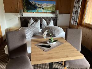 索尔登迦尼斯谷恩波力克酒店的客房设有一张木桌、椅子和一张床