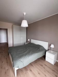 格但斯克Słoneczny apartament w Gdańsku的一间卧室设有一张大床和两个床头柜