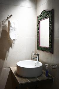 San Jose del PacificoSan José del Pacífico Camino al Cielo C3的浴室设有白色水槽和镜子