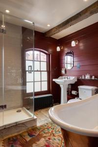 拉伊拉伊的乔治酒店的带浴缸、水槽和淋浴的浴室