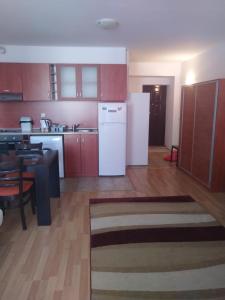 比亚拉Guest House Kami的厨房配有红色橱柜和白色冰箱