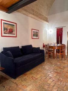 马泰拉Hotel San Giorgio的客厅配有沙发和桌子