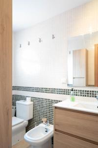 阿罗约德莱恩科缅达Apartamentos Go - Chalet Calera的一间带水槽、卫生间和镜子的浴室