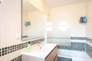 阿罗约德莱恩科缅达Apartamentos Go - Chalet Calera的浴室配有盥洗盆、镜子和浴缸