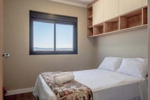 圣保罗Incrível resort paradisíaco!的一间卧室设有一张大床和窗户