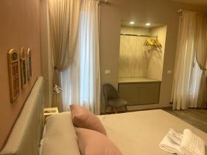 蒙特罗索阿尔马雷Hotel Il colle di Monterosso的一间卧室设有床铺和更衣室