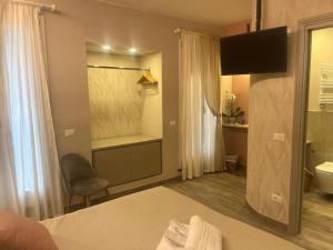 蒙特罗索阿尔马雷Hotel Il colle di Monterosso的一间卧室设有带淋浴和卫生间的浴室