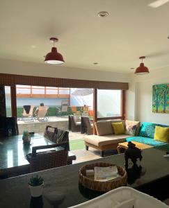 蓬塔赫尔莫萨El Templo Surf House的客厅配有沙发和桌子