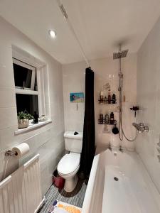 康斯坦丁Double bedroom Helford central Cornwall的一间带卫生间和浴缸的浴室