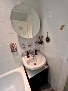 康斯坦丁Double bedroom Helford central Cornwall的白色的浴室设有水槽和镜子