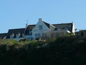 瓦岛Hôtel-Restaurant des Iles的山顶上一座白色的大房子