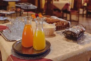 采列格兰德酒店的桌子上放两瓶橙汁
