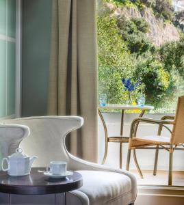 直布罗陀洛克酒店的一间带椅子和桌子的房间以及窗户