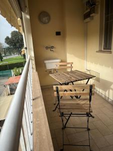 佛罗伦萨Vespucci Rooms & Apartament Eliana SELF CHECK-IN的阳台的桌子和长凳