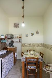 科米索Filuvespri的一间厨房,里面配有桌椅